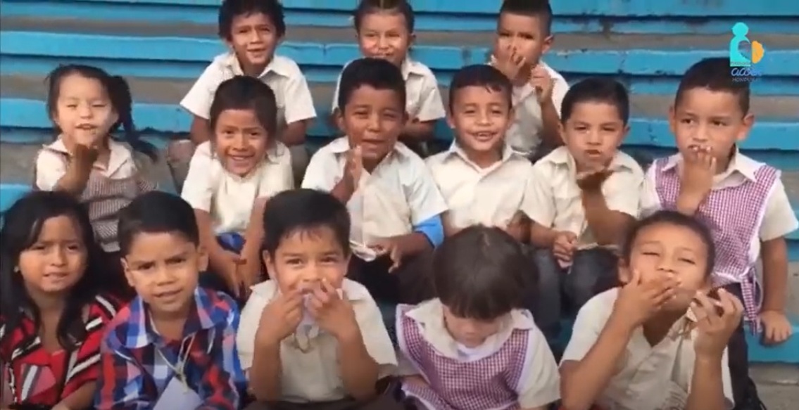 niños agradecidos a maestros