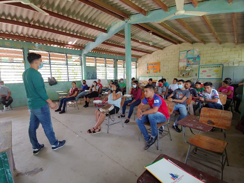 Joven de las casas Populorum Progressio brinda charla a una comunidad