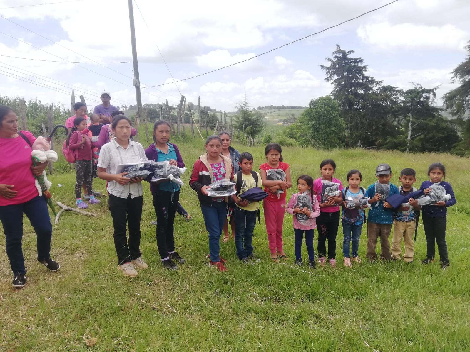 ENTREGA DE CUBAYERAS Y ZAPATOS A BECADOS DE SANTA ELENA